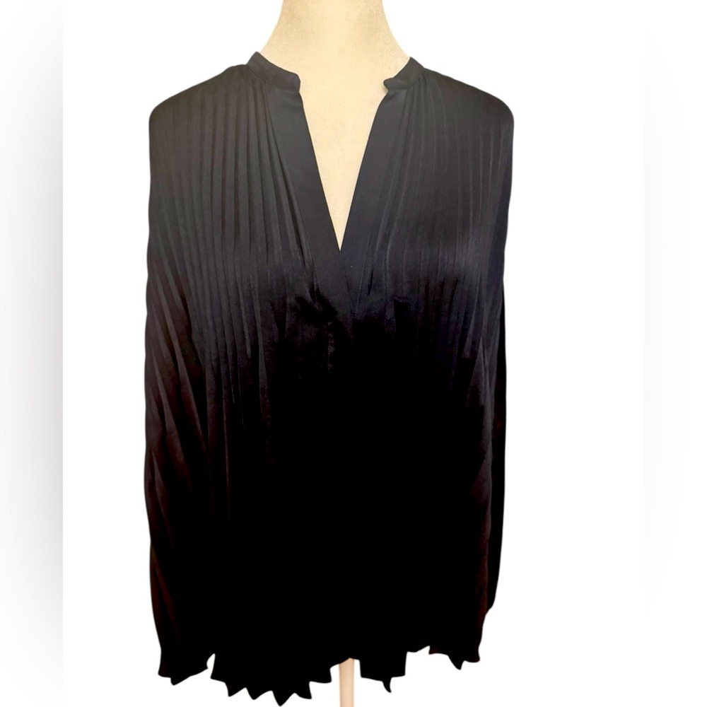Vince chevron pleated v-neck blouson-sleeve blouse. Darkest midnight. L. EUC